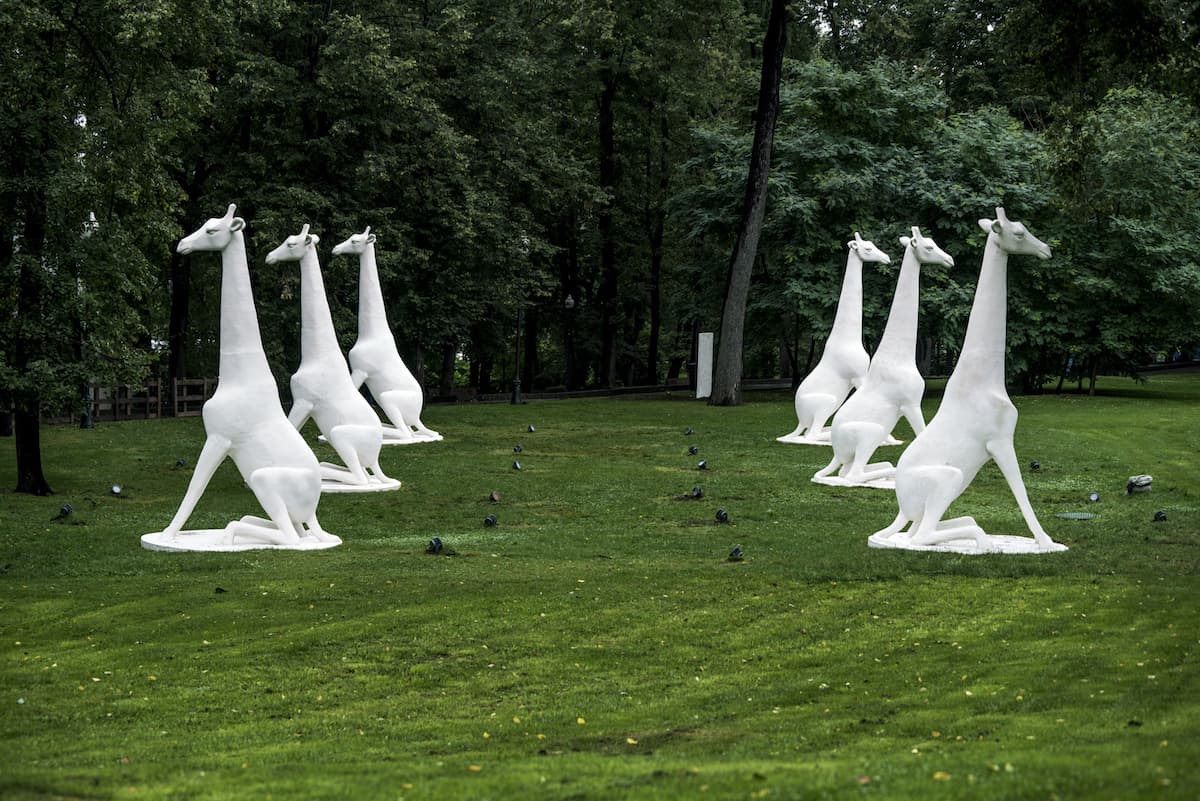 Скульптуры современного искусства в парке Горького
