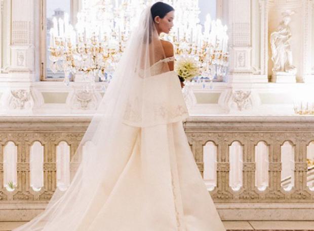 Платье королевы: Паулина Андреева опубликовала первое фото со свадьбы