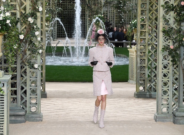 Netflix показали, как шла подготовка к показу Chanel Haute Couture