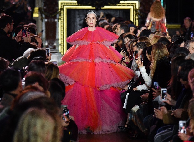 О дивный новый мир: пышные юбки и россыпь звезд в коллекции Schiaparelli Haute Couture SS 2019