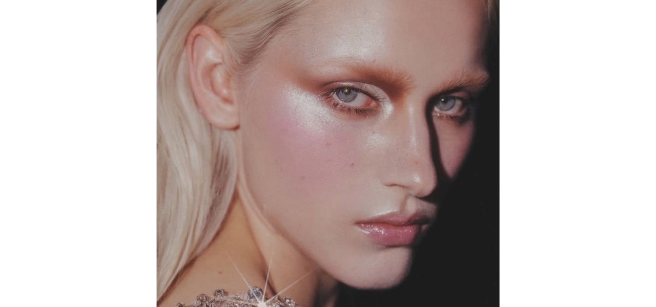 Элегантное сияние: кремовые хайлайтеры, которые дополнят новогодний макияж 