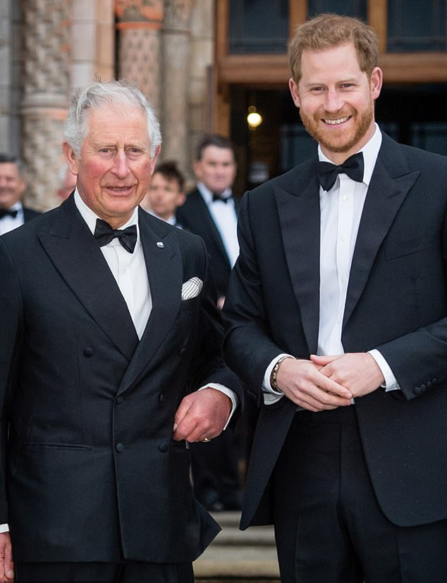 Принц Чарльз с сыном, принцем Гарри фото № 1