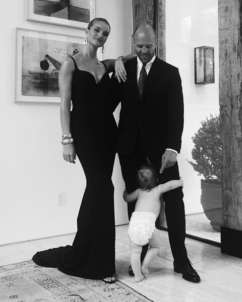 Әйелдер топта бір-біріне контур