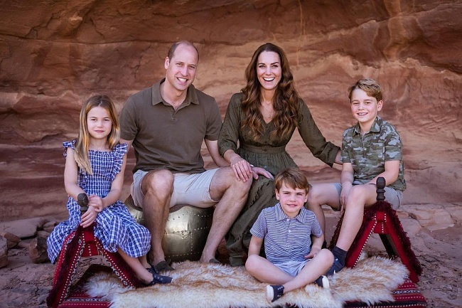 Принцесса Шарлотта, принц Уильям, герцогиня Кэтрин (Кейт), принц Луи и принц Джордж. Фото: @dukeandduchessofcambridge фото № 1
