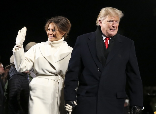 Снежная королева: Мелания Трамп на церемонии зажжения огней на главной елке США