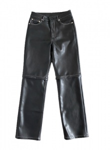Прямые черные брюки из искусственной кожи со средней посадкой фото № 10