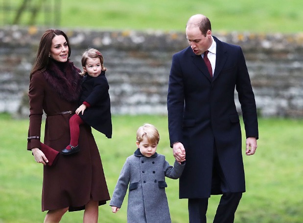 Кейт Миддлтон отвела принца Джорджа и принцессу Шарлотту за хеллоуинскими костюмами в супермаркет
