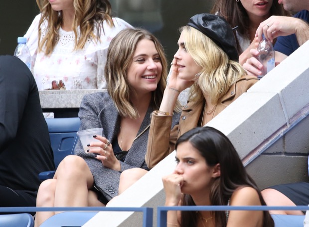 Сладкая парочка: Эшли Бенсон и Кара Делевинь целовались во время теннисного матча