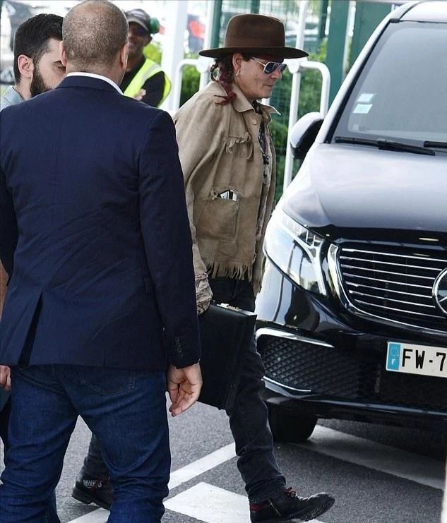 Джонни Депп был замечен в аэропорту Парижа с новой прической. Фото: @zkkomp фото № 3