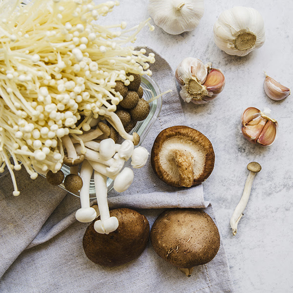 Трюфель, шимеджи, шампиньоны: 4 необычных рецепта с грибами от шеф-поваров Швейцарии, Италии и Франции фото № 2