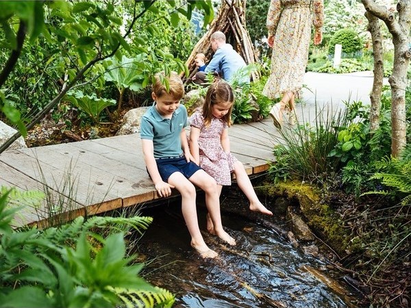 Кейт Миддлтон и принц Уильям с детьми в лондонском саду (ФОТО) фото № 5