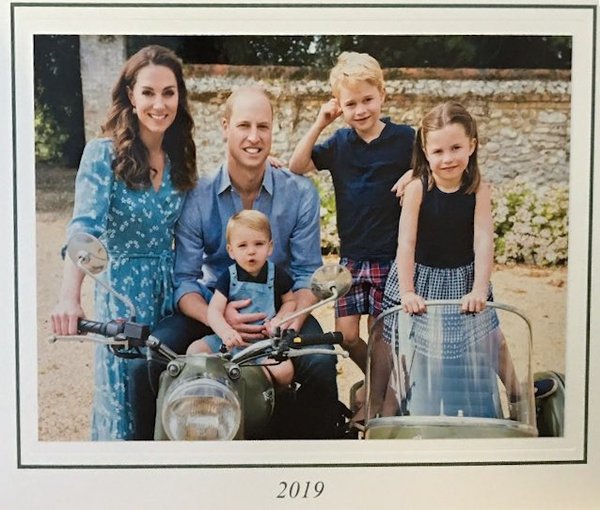 Кейт, Уильям и дети: в Сети появилась первая рождественская открытка королевской семьи фото № 1