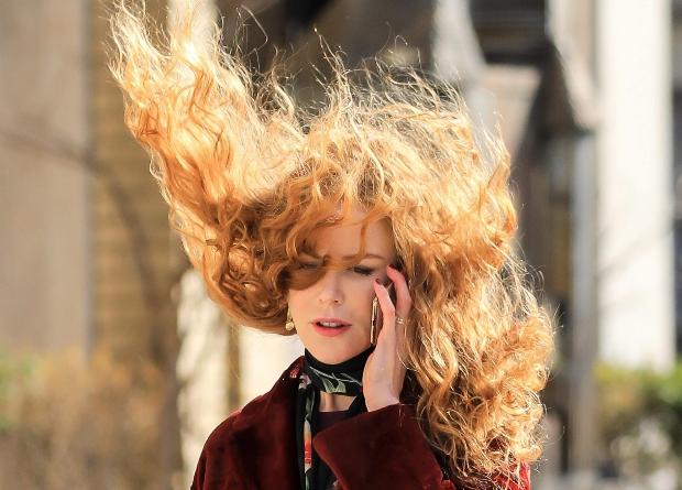 Волосы — огонь: Николь Кидман на съемках нового фильма
