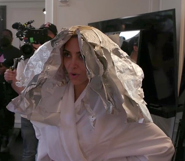 Ким Кардашьян в момент осветления волос для образа на Met Gala 2022. Кадр из видеоблога Кайли Дженнер фото № 4