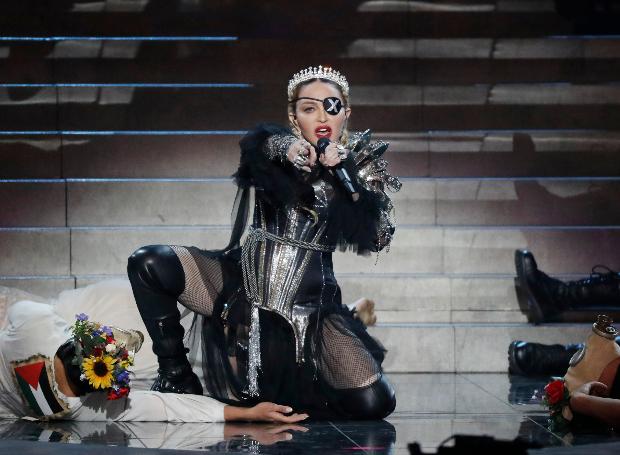 Мадонна выступила в новом клипе против свободного ношения огнестрельного оружия