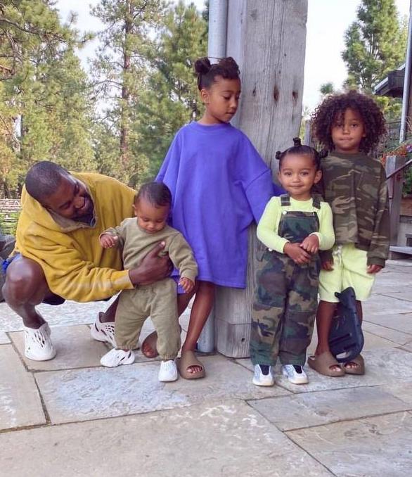 Канье Уэст с детьми. Фото: @kimkardashian фото № 8
