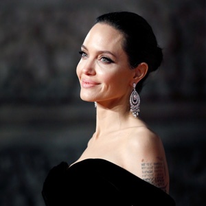 Черная королева: Анджелина Джоли на кинопремии BAFTA 2018 