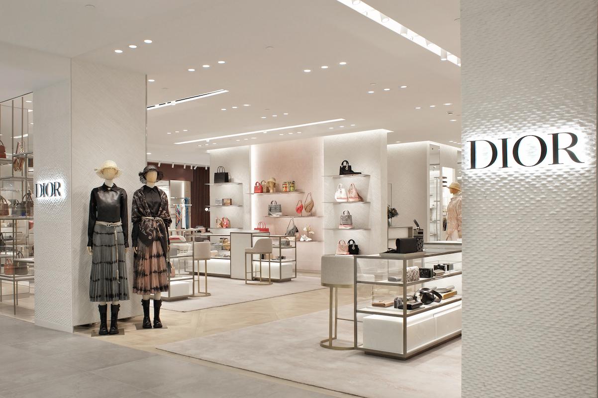 Покажи цум. Бутик Кристиан диор. Корнер Dior в ЦУМЕ. Кристиан диор магазин. Магазин Кристиан диор в Москве.