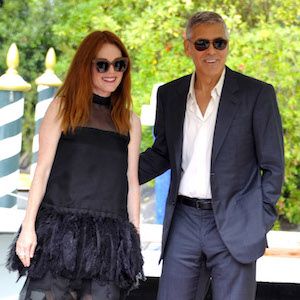Венеция 2017: Джулианна Мур и Джордж Клуни на фотоколле у отеля Excelsior