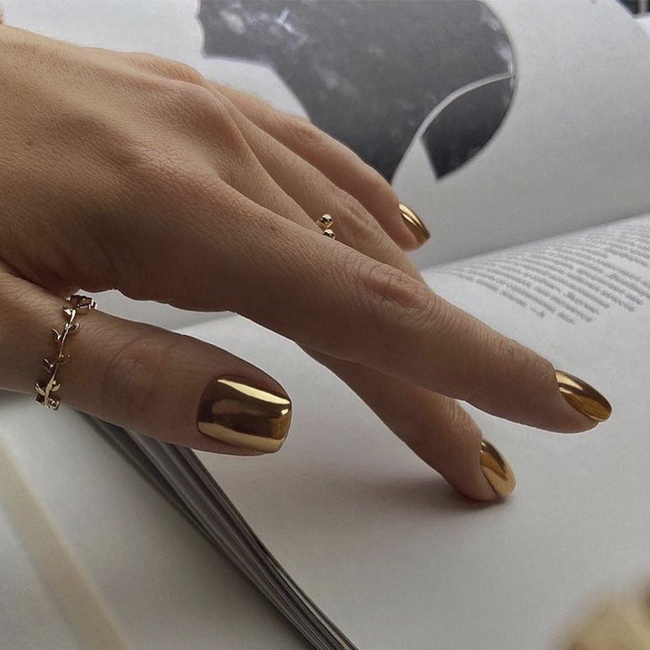 Хромированные ногти — самый модный вариант маникюра этого сезона. Фото: @safinailstudio фото № 1