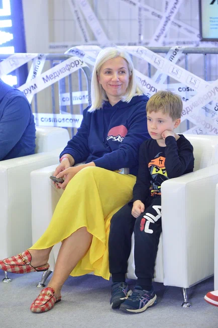 Анна Бурашова и ее сын Степа во время дискуссии:«Искусство жизни сегодня» фото № 5