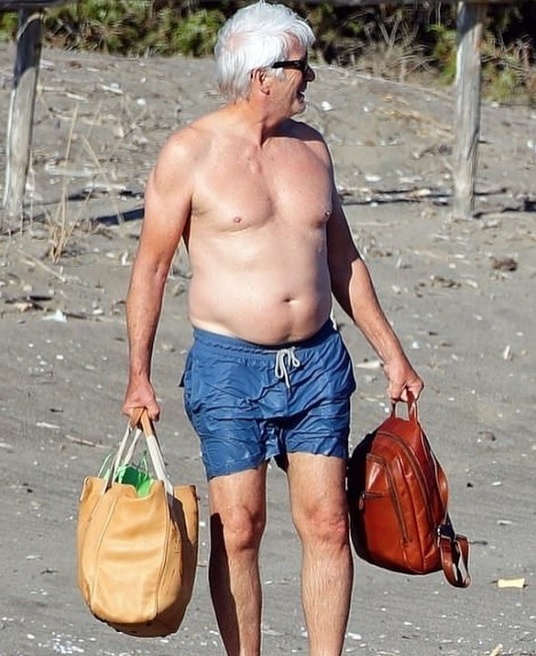 Постарел: папарацци подловили Ричарда Гира на пляже фото № 1