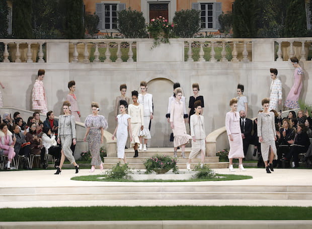 Villa Chanel: перья, цветы и купальник невесты в коллекции Haute Couture SS 2019