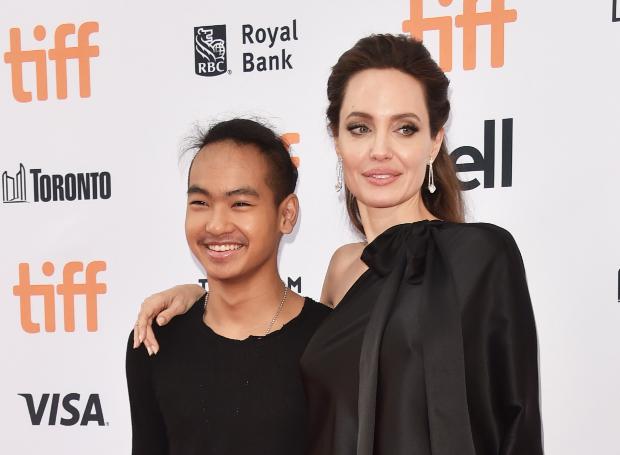 Анджелина Джоли проводила сына Мэддокса в университет