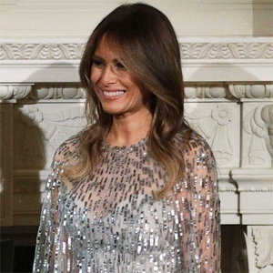 Вот так блеснула: Мелания Трамп в серебряном платье Monique Lhuillier