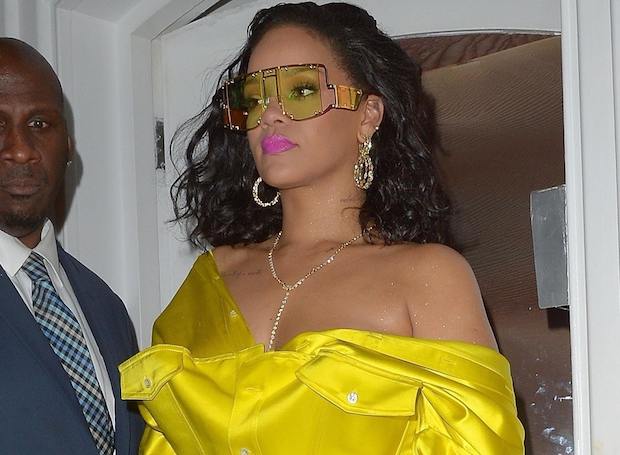 Рианна в модном платье-рубашке неонового желтого цвета и стильных очках на мероприятии в Лондоне