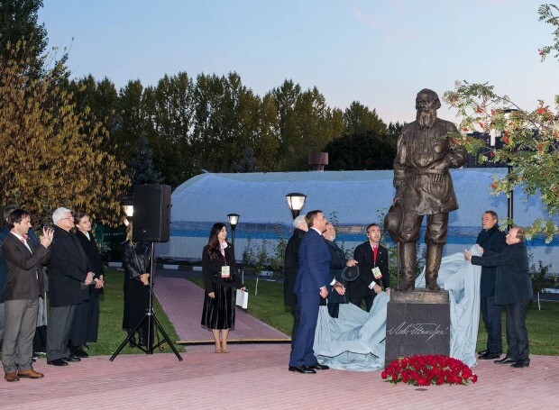 В МГИМО открыли памятник Льву Толстому