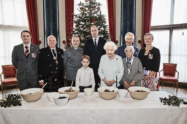 Семейная идиллия: принц Джордж готовит вместе с папой, дедушкой и королевой-прабабушкой фото № 2