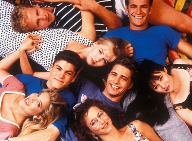 Стильные образы героев «Беверли-Хиллз, 90210» и других сериалов детства, которые актуальны и сейчас