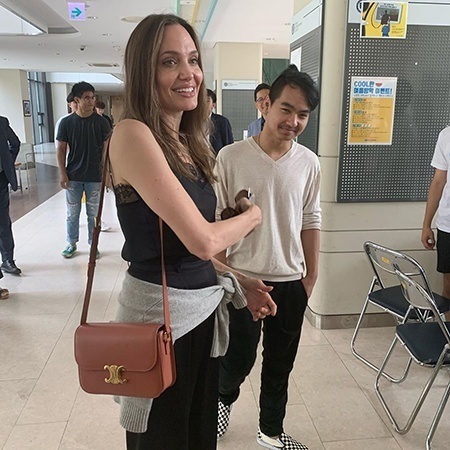 Анджелина Джоли проводила сына Мэддокса в университет фото № 1
