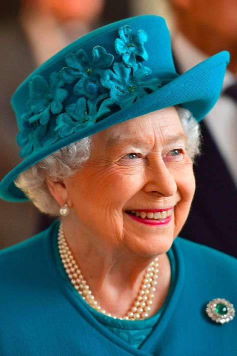 Елизавета II с серьгами-гвоздиками с крупными жемчужинами и миниатюрными бриллиантами, доставшимися от бабушки, королевы Марии, 2018 год (фото: @rainhadoreinounido) фото № 5