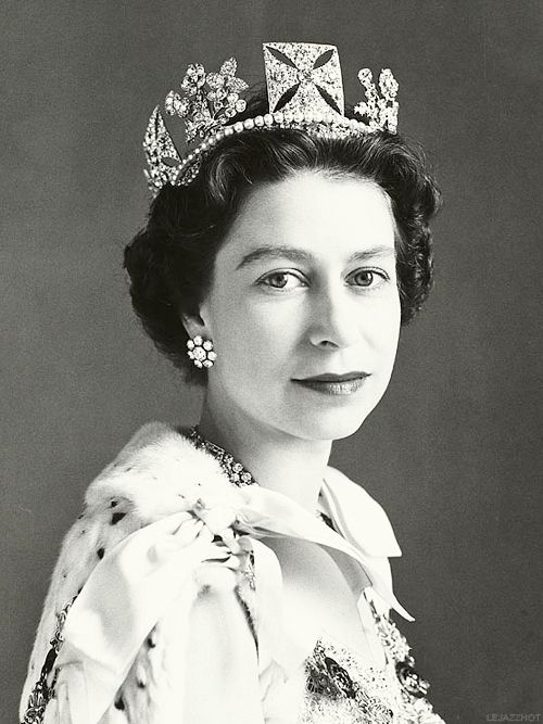 Елизавета II с бриллиантовыми серьгами королевы Марии, 1953 год (фото: @rainhadoreinounido) фото № 4