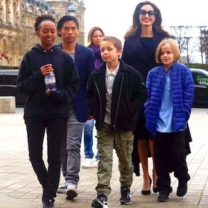 Стильная мама: Анджелина Джоли с детьми в Париже