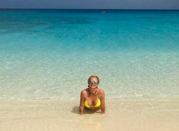 Счастливая и отдохнувшая: Бритни Спирс проводит время на островах вдвоем с мамой