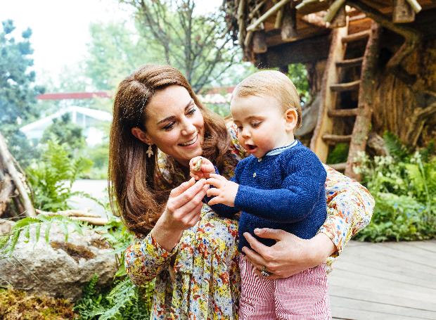 Кейт Миддлтон и принц Уильям с детьми в лондонском саду (ФОТО)