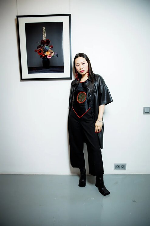 Ян Гэ надела кожаное платье как пальто на юбилей галереи Ruarts фото № 1