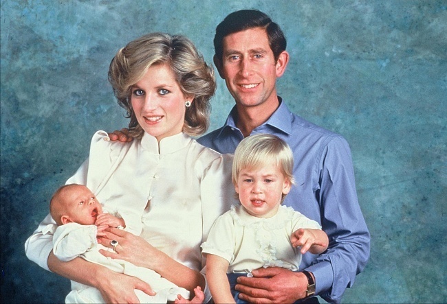 Принцесса Диана и Карл III (принц Чарльз) с двухлетним Уильямом и новорожденным Гарри, 1984 фото № 5
