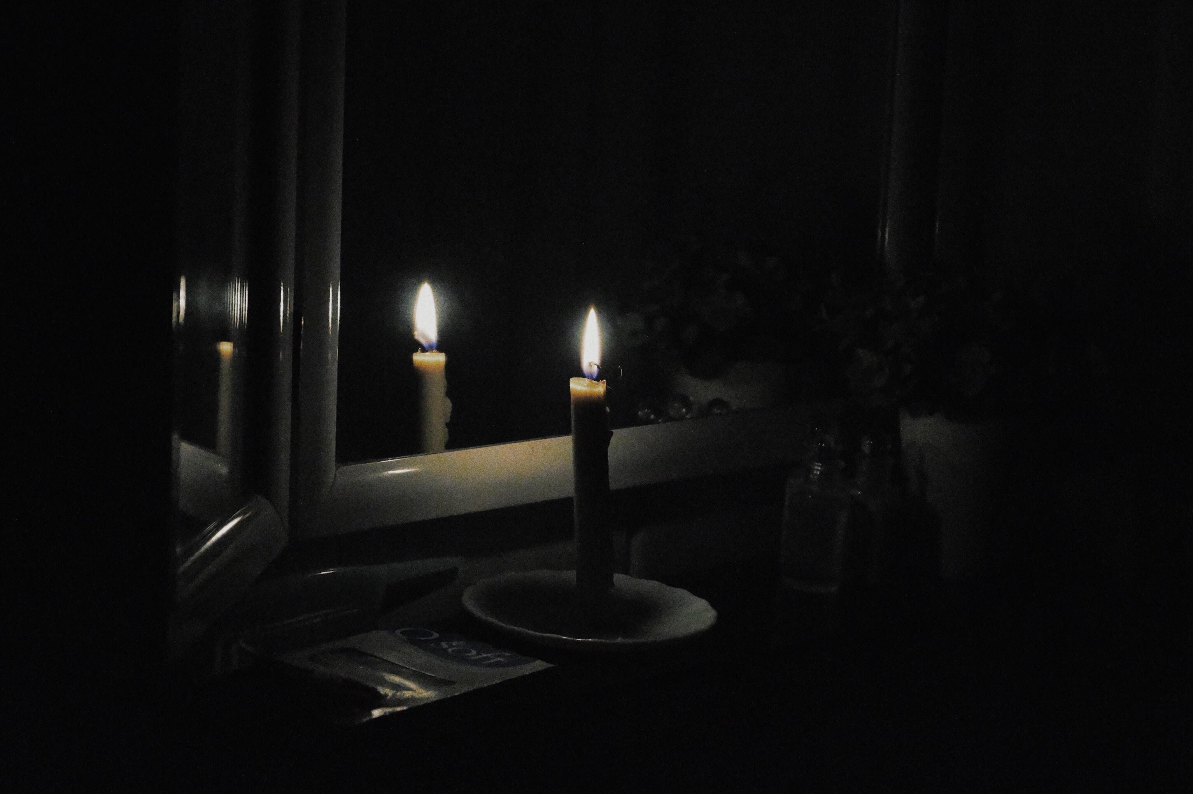 Темная комната со свечами
