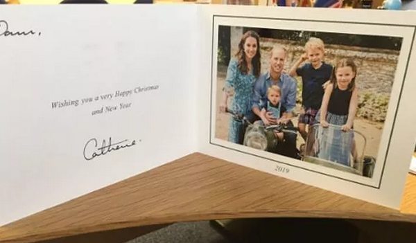 Кейт, Уильям и дети: в Сети появилась первая рождественская открытка королевской семьи фото № 2