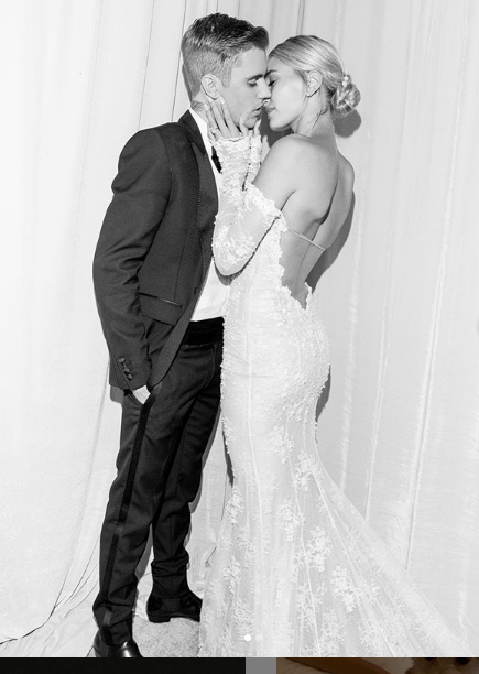 Отлично смотрятся вместе: Джастин и Хейли Бибер поделились новыми фото со свадьбы фото № 6