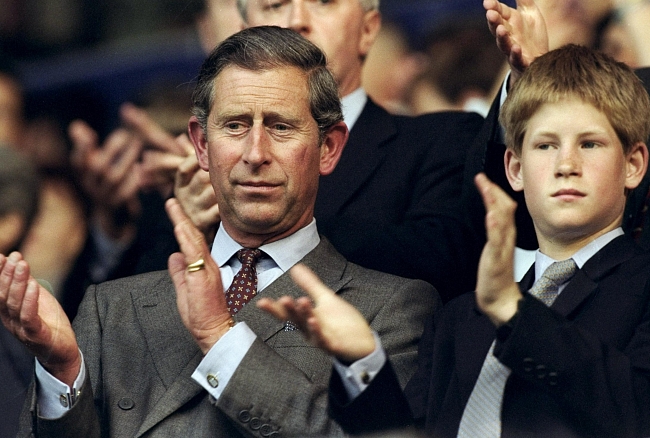 Король Карл III (Чарльз) с принцем Гарри, 1998 фото № 2