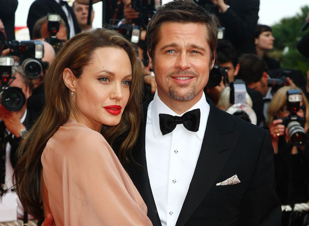«Она просто хочет скорее получить развод»: новый поворот в конфликте Джоли и Питта