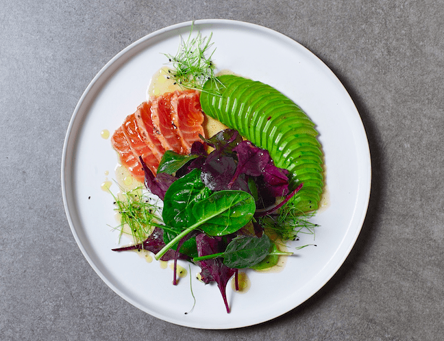 Поке, горячий ролл, салат и татаки: 4 необычных рецепта из лосося фото № 2