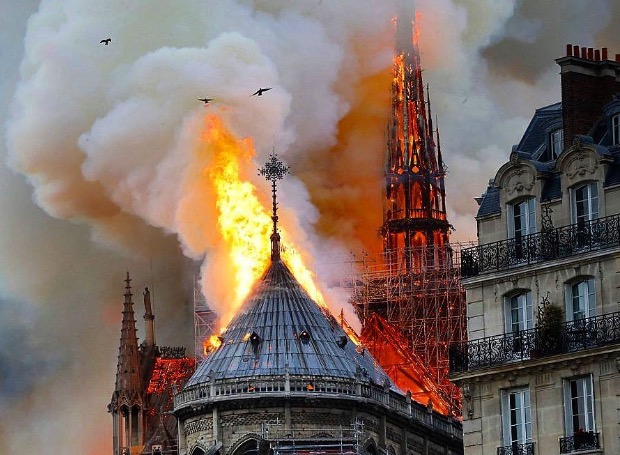 В Сети появилось видео пожара в соборе Парижской Богоматери