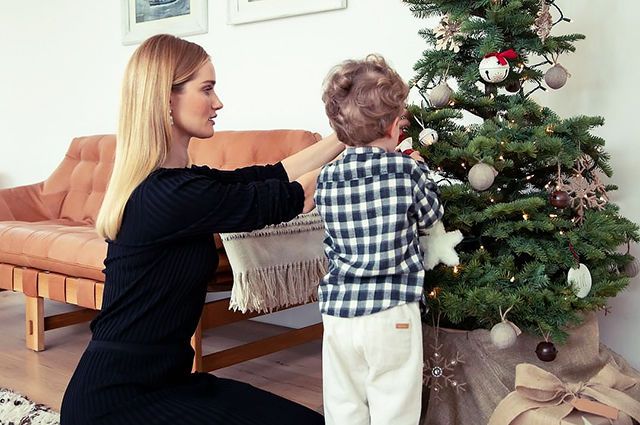 Пришла пора семейных вечеров: Рози Хантингтон-Уайтли нарядила елку вместе с сыном фото № 1