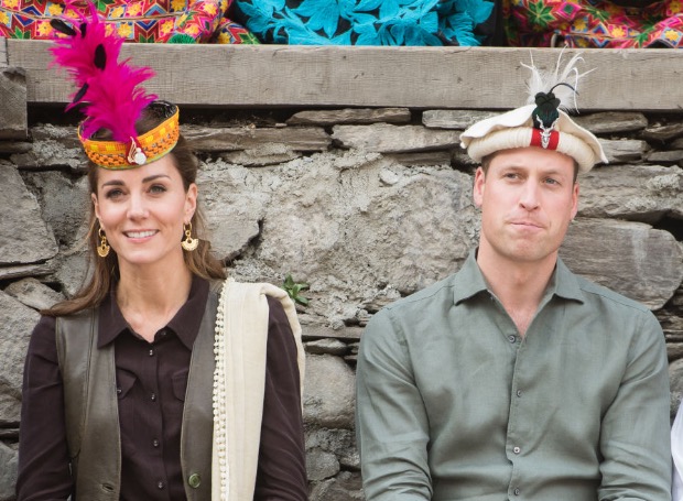 Кейт Миддлтон и принц Уильям примерили этнические головные уборы на встрече с гималайцами